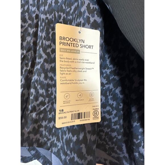 NWT Athleta Women’s Shorts Brooklyn Printed Camo Purple Blue Black Camo 18 D36 - Picture 3 of 6